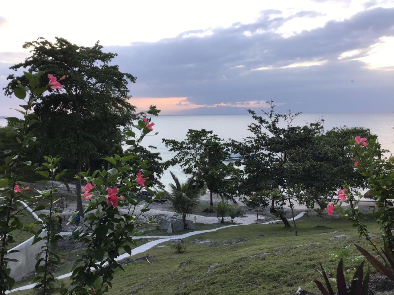 Cuestas Beach Resort And Restaurant Badian Kültér fotó